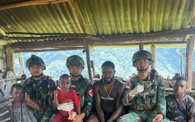 Aksi Sigap Satgas Yonif 715/Mtl, Berikan Pertolongan Pertama Kepada Masyarakat di Pelosok Papua