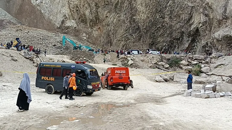 Longsor Tambang Batu Alam di Gunung Kuda Cirebon, 4 Tewas dan Puluhan Pekerja Tertimbun