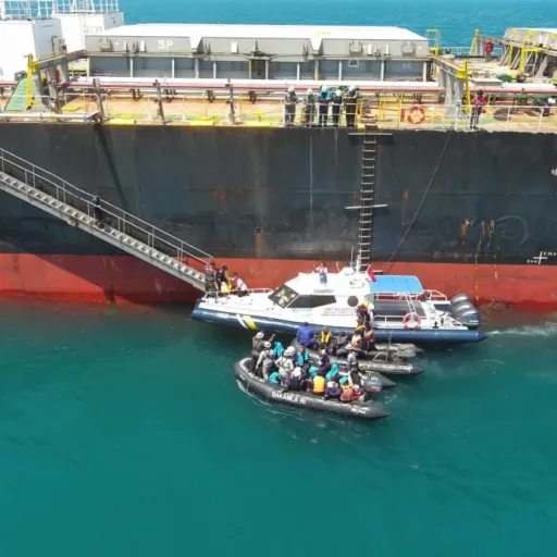 Bakamla RI Evakuasi 14 (ABK) KM Pasifik Memori II