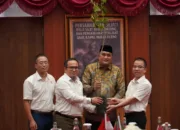 Wuling Motors Serahkan 1.000 Bibit Trembesi ke Bupati Bogor