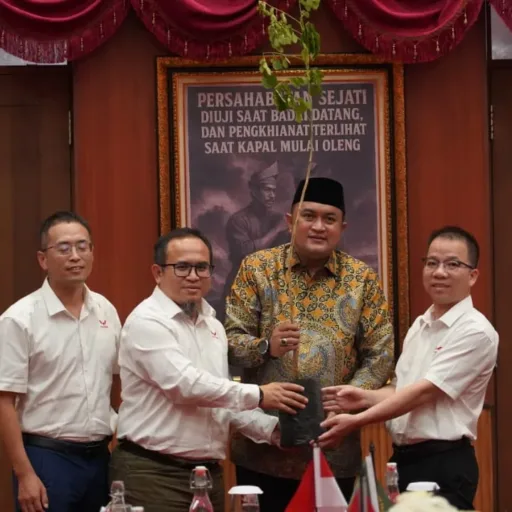 Wuling Motors Serahkan 1.000 Bibit Trembesi ke Bupati Bogor