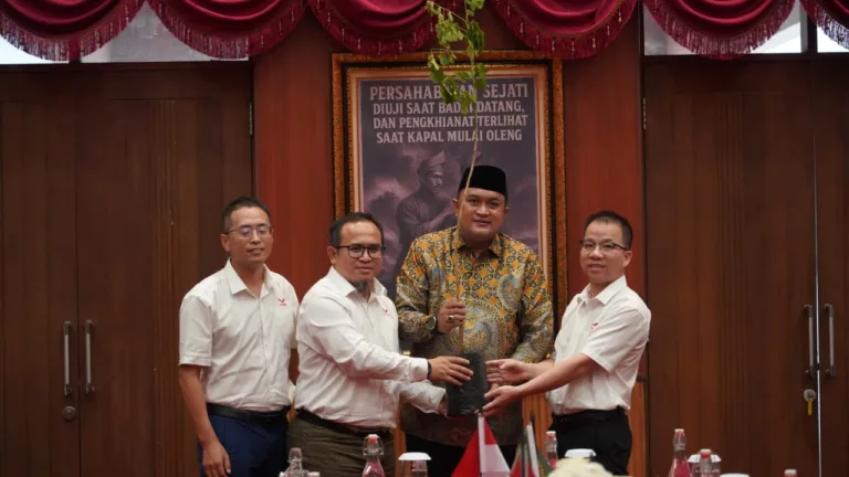 Wuling Motors Serahkan 1.000 Bibit Trembesi ke Bupati Bogor