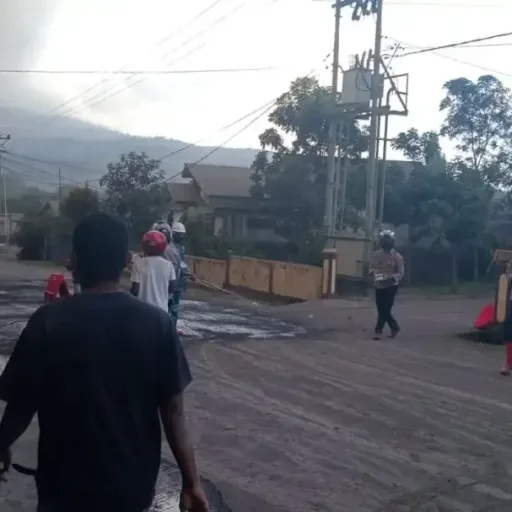 Gunung Lewotobi Meletus, Abu Capai 4.000 M, Bandara Tutup