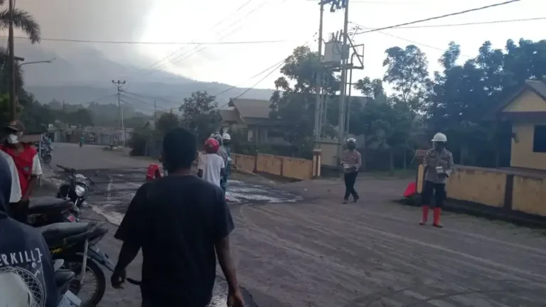 Gunung Lewotobi Meletus, Abu Capai 4.000 M, Bandara Tutup