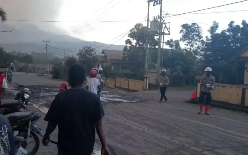 Gunung Lewotobi Meletus, Abu Capai 4.000 M, Bandara Tutup