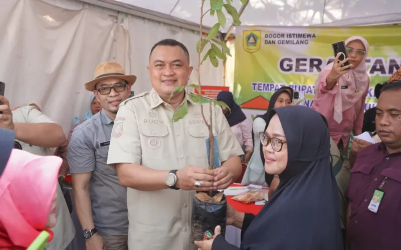Rudy Susmanto Bagikan Bibit Pohon Gratis di Cileungsi untuk Penghijauan