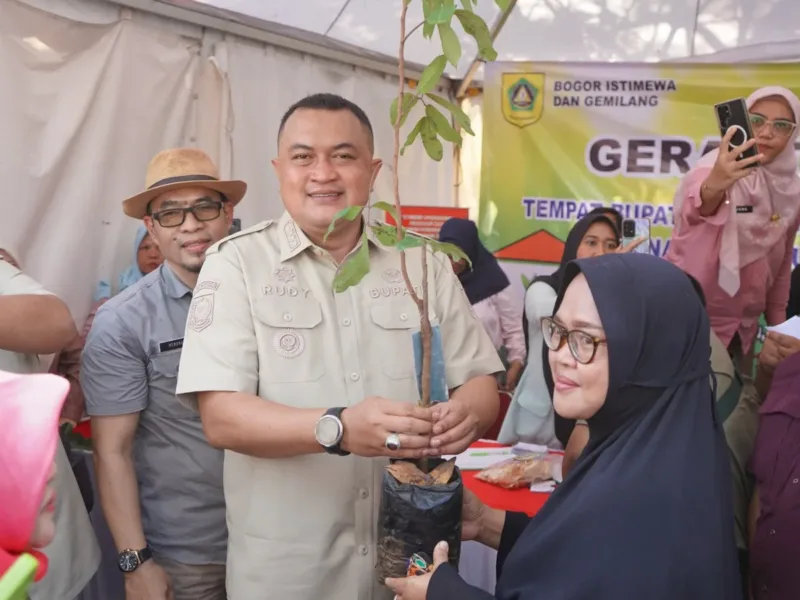 Rudy Susmanto Bagikan Bibit Pohon Gratis di Cileungsi untuk Penghijauan