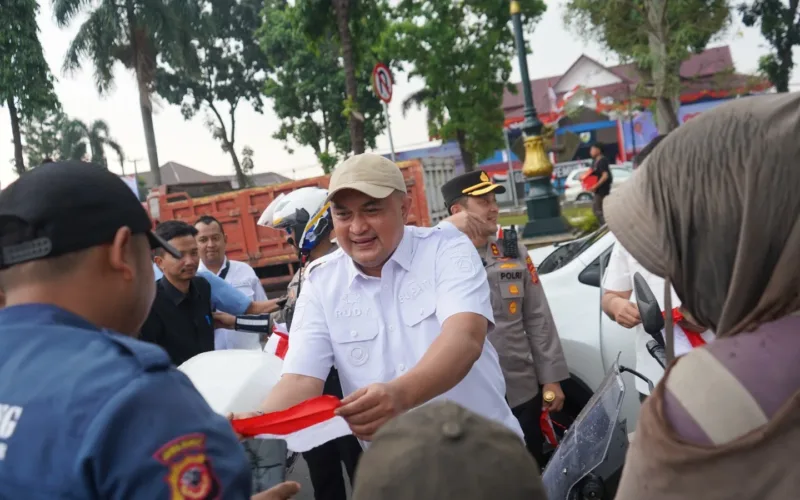 Bupati Bogor Bagikan Bendera Merah Putih Sambut HUT RI ke-80