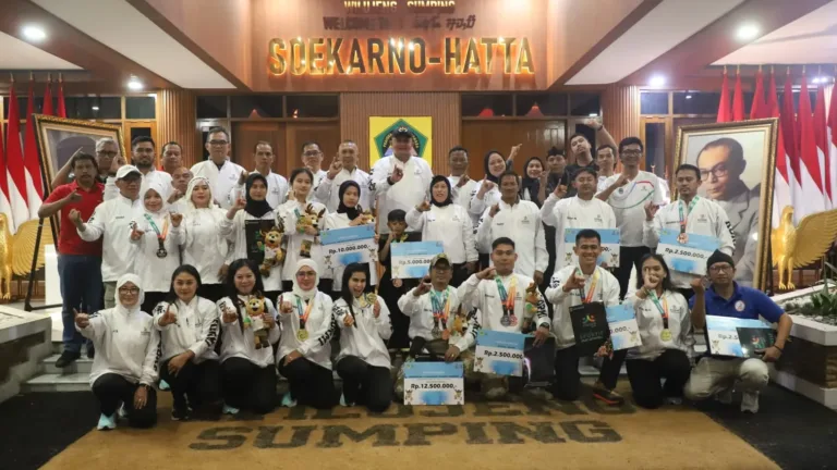 Bupati Bogor Beri Penghargaan Atlet Berprestasi di FORNAS VII NTB 2025