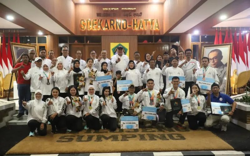 Bupati Bogor Beri Penghargaan Atlet Berprestasi di FORNAS VII NTB 2025