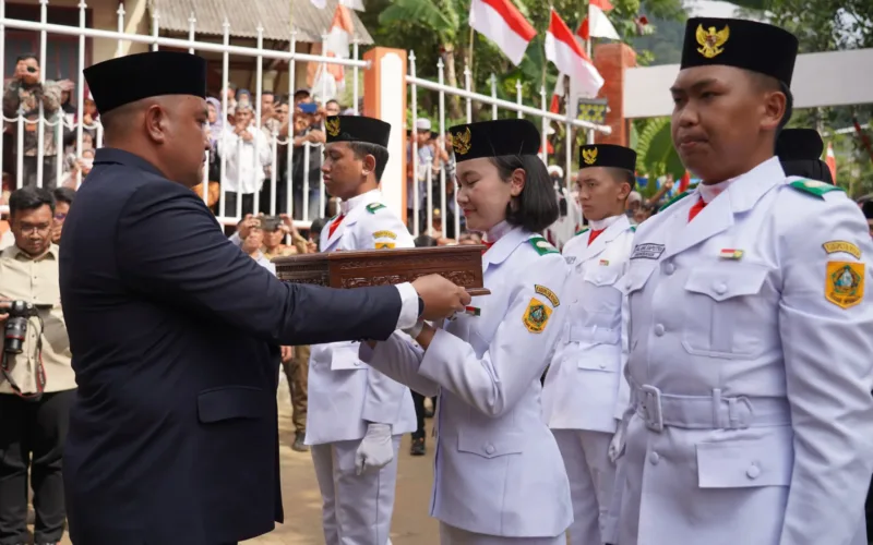 Bupati Bogor Jemput Bendera Pusaka dari Desa Malasari untuk HUT RI ke-80