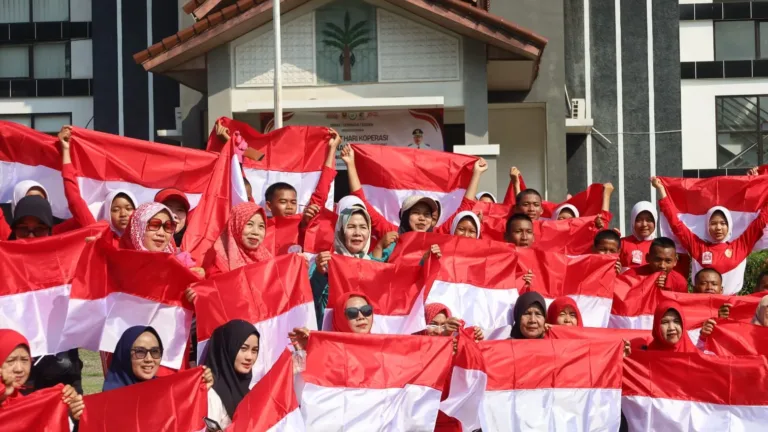 Bupati Bogor Gerakkan Pembagian Bendera Merah Putih Serentak