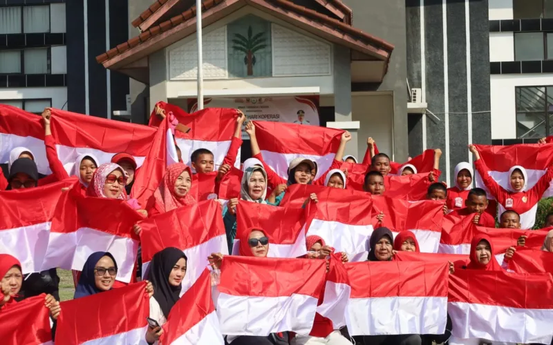 Bupati Bogor Gerakkan Pembagian Bendera Merah Putih Serentak