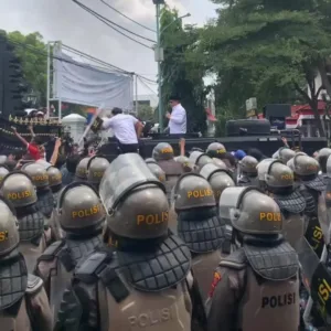 Ricuh Demo 50 Ribu Warga, Bupati Pati Sudewo Dilempari Sandal
