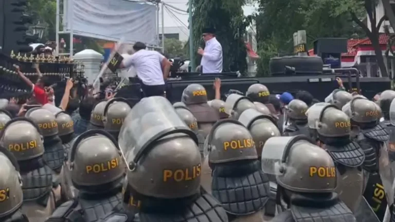 Ricuh Demo 50 Ribu Warga, Bupati Pati Sudewo Dilempari Sandal