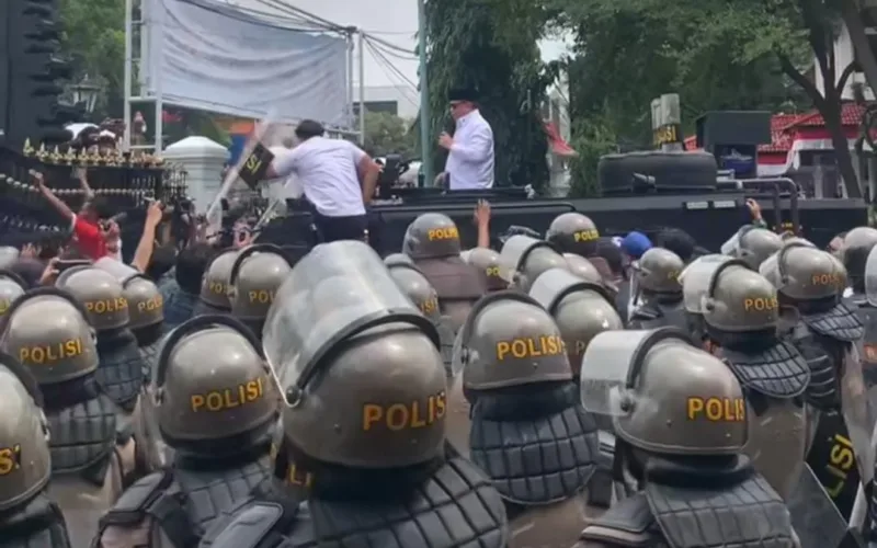 Ricuh Demo 50 Ribu Warga, Bupati Pati Sudewo Dilempari Sandal