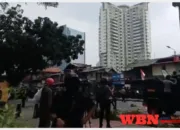 Demo Hari Ini Ricuh di DPR, Massa Lempar Molotov hingga Batu ke Rel KRL