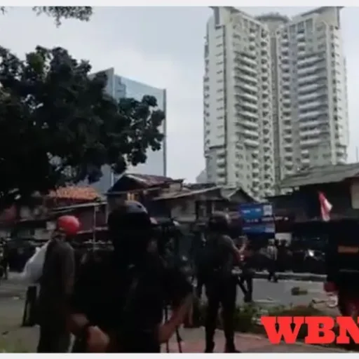 Demo Hari Ini Ricuh di DPR, Massa Lempar Molotov hingga Batu ke Rel KRL