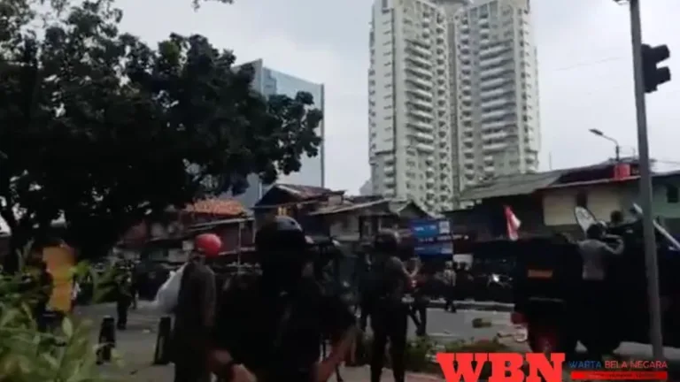 Demo Hari Ini Ricuh di DPR, Massa Lempar Molotov hingga Batu ke Rel KRL