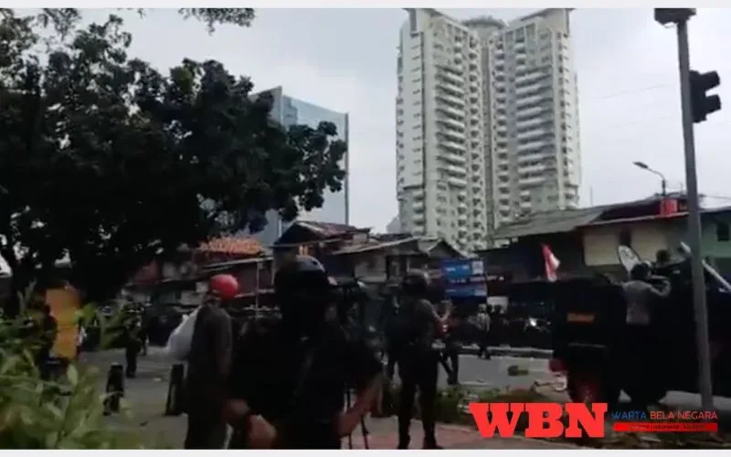 Demo Hari Ini Ricuh di DPR, Massa Lempar Molotov hingga Batu ke Rel KRL