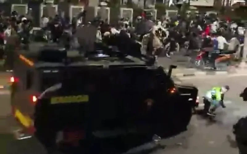 Rantis Brimob Tabrak Ojol di Demo, Publik Geram dan Tagar Viral