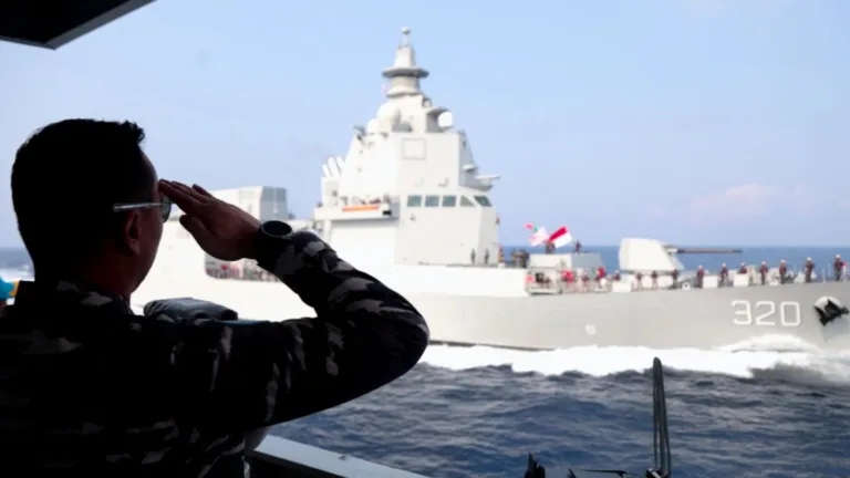 KRI SIM-367 dan KRI Brawijaya-320 Laksanakan Passex di Laut Mediterania