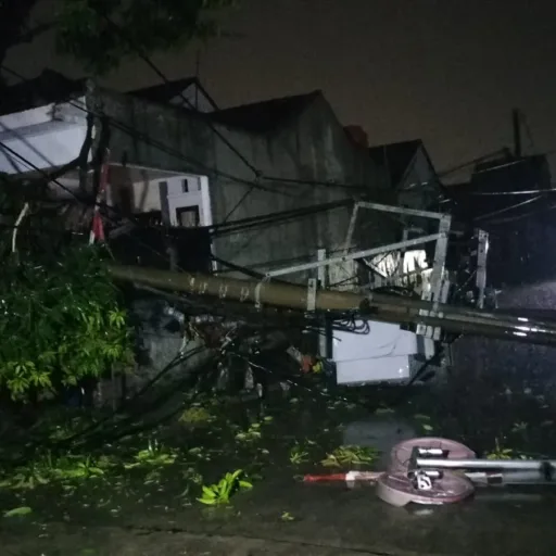 Perumahan Puspa Raya Bojong Baru Gelap Gulita Akibat Tiang Listrik PLN Roboh Diterjang Hujan Badai