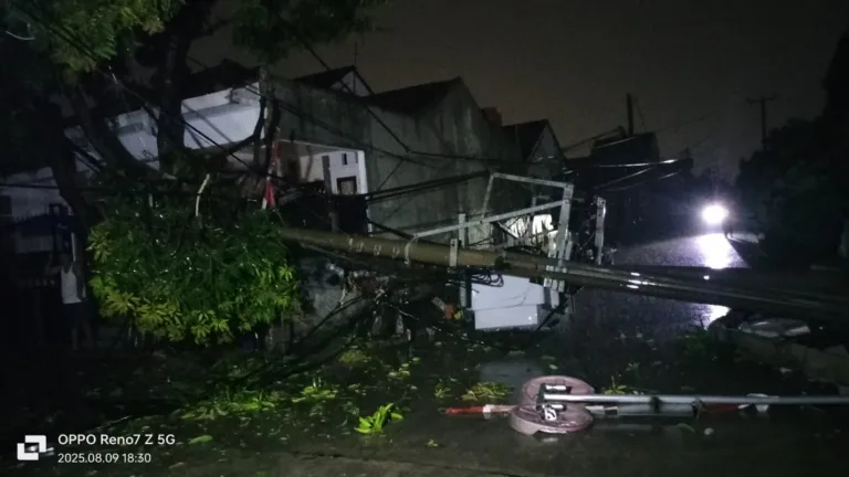 Perumahan Puspa Raya Bojong Baru Gelap Gulita Akibat Tiang Listrik PLN Roboh Diterjang Hujan Badai