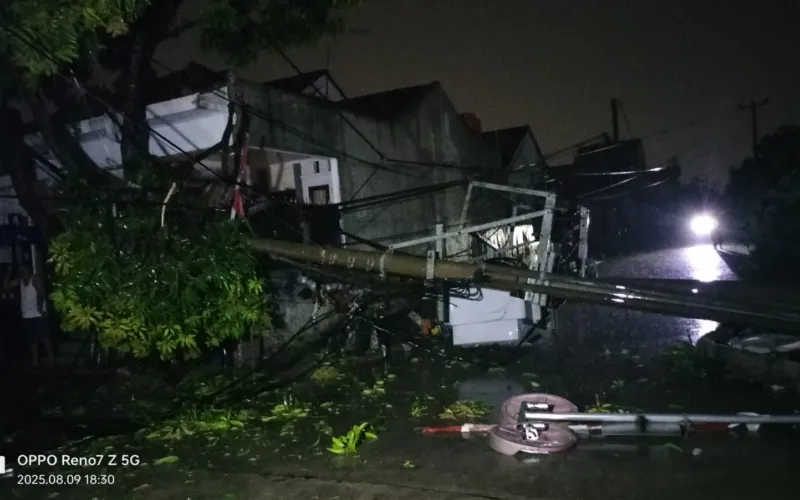 Perumahan Puspa Raya Bojong Baru Gelap Gulita Akibat Tiang Listrik PLN Roboh Diterjang Hujan Badai