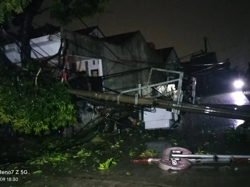 Perumahan Puspa Raya Bojong Baru Gelap Gulita Akibat Tiang Listrik PLN Roboh Diterjang Hujan Badai
