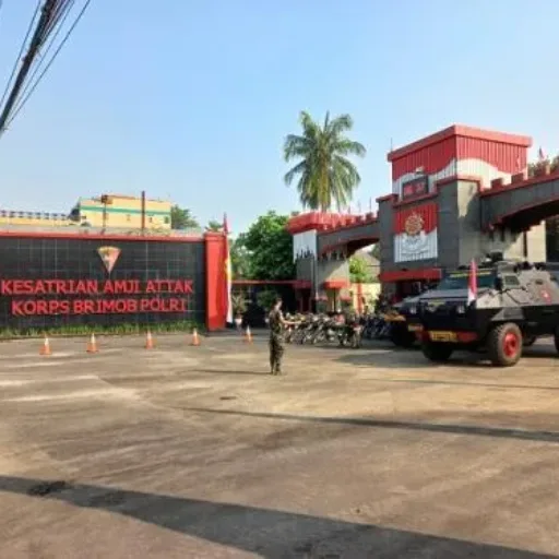 Situasi Memanas Di Depan Mako Brimob Depok, Massa Dibubarkan Gas Air Mata