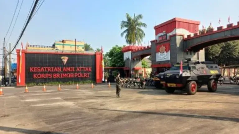 Situasi Memanas Di Depan Mako Brimob Depok, Massa Dibubarkan Gas Air Mata