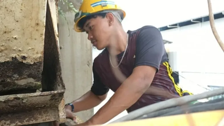 Roihan Anak Buruh Warung Bakso Lolos Kuliah Unesa Lewat Jalur Emas