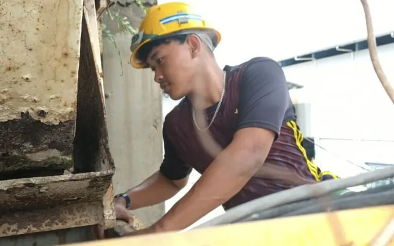 Roihan Anak Buruh Warung Bakso Lolos Kuliah Unesa Lewat Jalur Emas