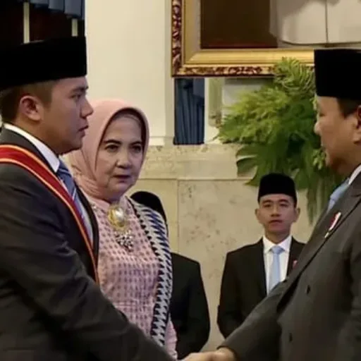 Prabowo Anugerahkan Bintang Mahaputera Utama ke Sekretaris Kabinet Teddy