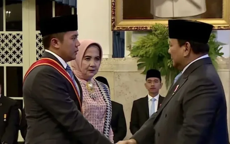 Prabowo Anugerahkan Bintang Mahaputera Utama ke Sekretaris Kabinet Teddy