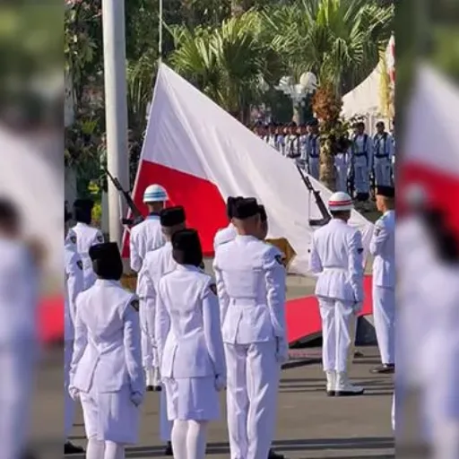 Bendera Merah Putih Terbalik di Upacara HUT RI Surabaya