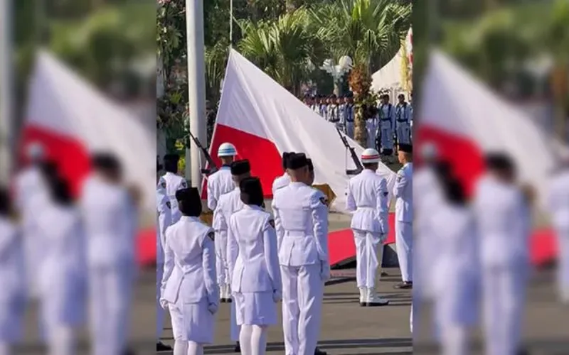 Bendera Merah Putih Terbalik di Upacara HUT RI Surabaya