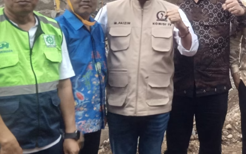 Cinta yang Tumbuh Bersama Alam”: KUA Leles Ajak Calon Pengantin Tanam Pohon Demi Kelestarian Lingkungan