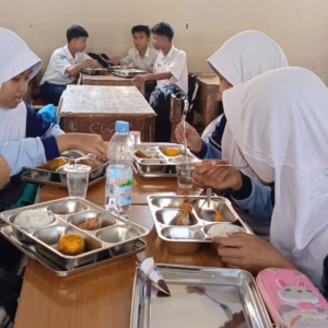 Pembagian Makan Bergizi di SMPN 1Ciawi Berjalan Lancar