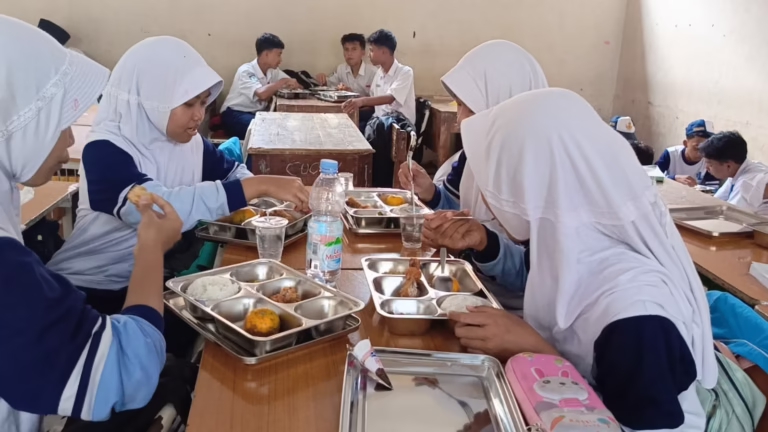 Pembagian Makan Bergizi di SMPN 1Ciawi Berjalan Lancar