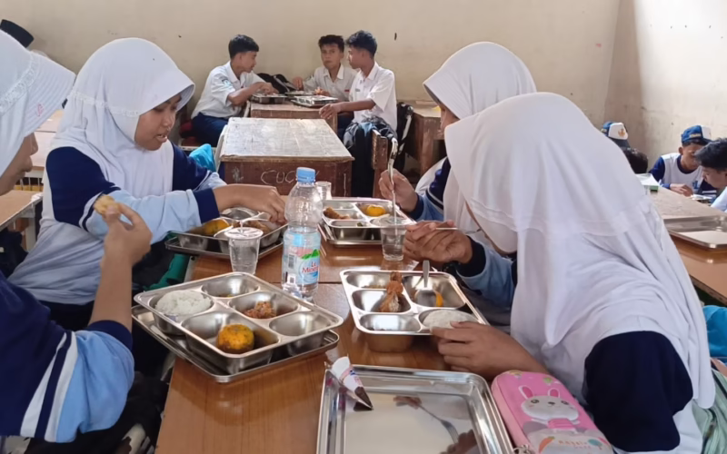 Pembagian Makan Bergizi di SMPN 1Ciawi Berjalan Lancar