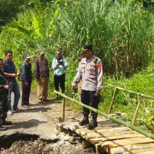 Jalan Putus di Jembatan Cibenda ,Kapolsek Cibalong Tinjau Lokasi Bencana