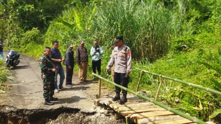 Jalan Putus di Jembatan Cibenda ,Kapolsek Cibalong Tinjau Lokasi Bencana
