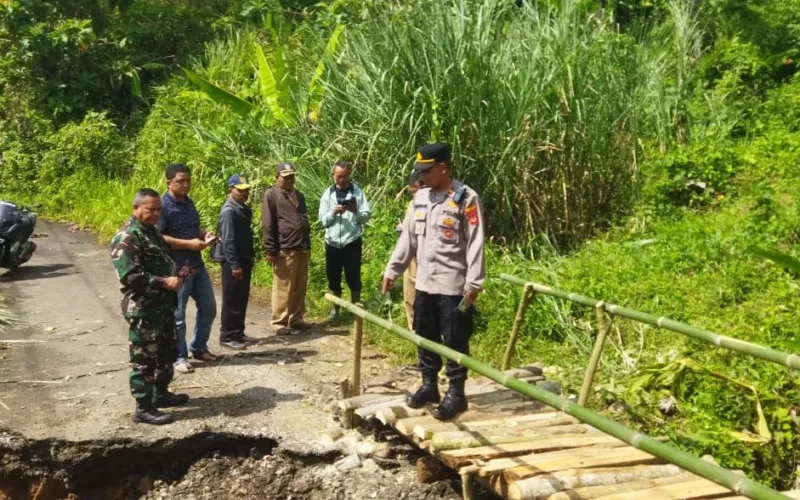 Jalan Putus di Jembatan Cibenda ,Kapolsek Cibalong Tinjau Lokasi Bencana