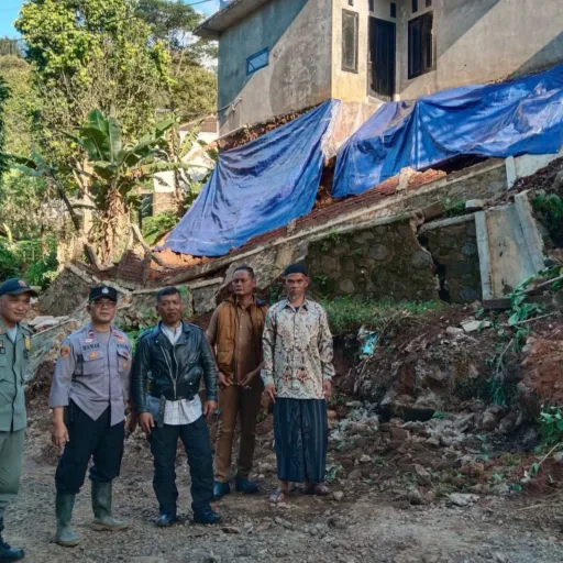 Respon Cepat Polsek Singajaya Terkait Bencana Tanah Longsor di desa Sukawangi