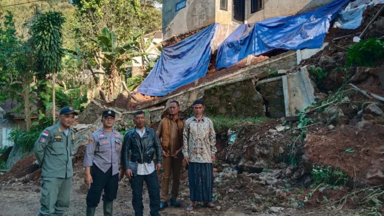 Respon Cepat Polsek Singajaya Terkait Bencana Tanah Longsor di desa Sukawangi