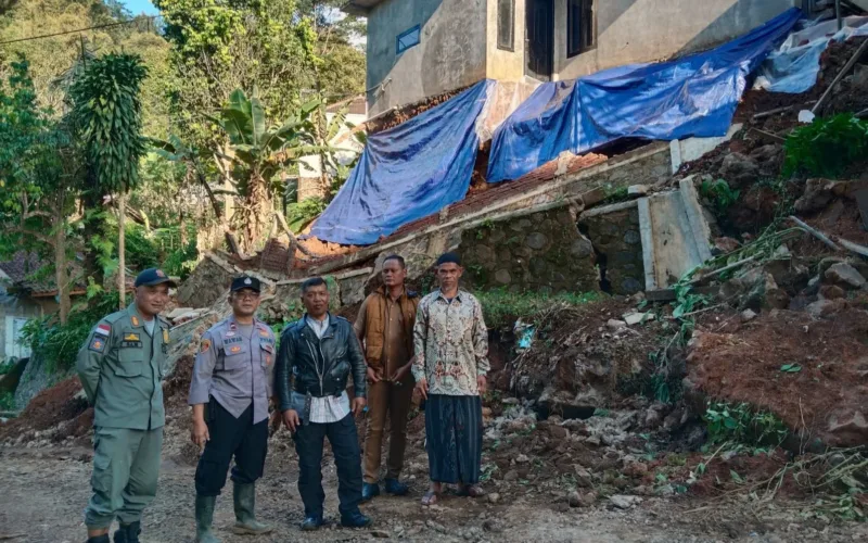 Respon Cepat Polsek Singajaya Terkait Bencana Tanah Longsor di desa Sukawangi
