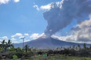Gunung Lewotobi Laki-laki Erupsi