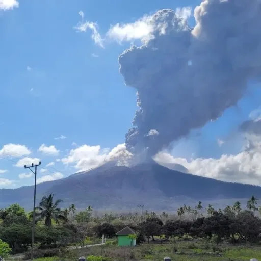 Gunung Lewotobi Laki-laki Erupsi Dahsyat, Status Awas Warga Diminta Waspada